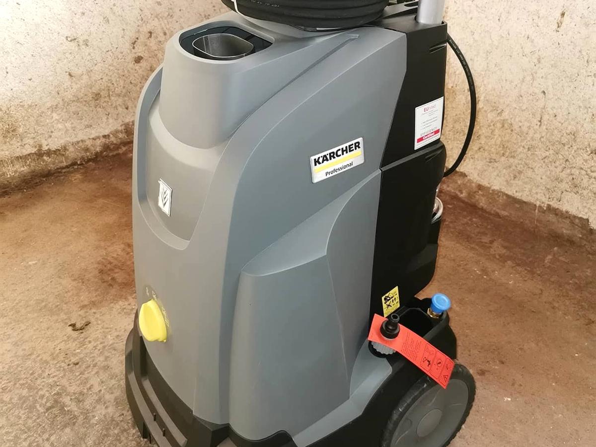 Idropulitrice professionale ad acqua calda usata per la pulizia di piazzali e terrazze