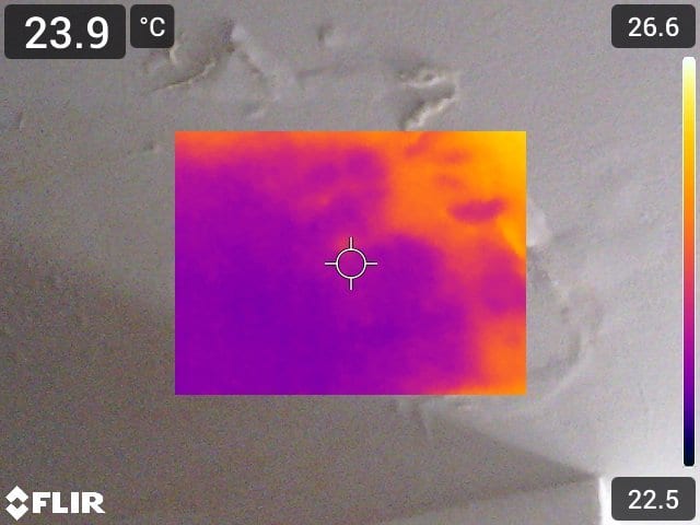 Immagine a termocamera di una parete: la zona viola è la parte ancora umida dentro il muro